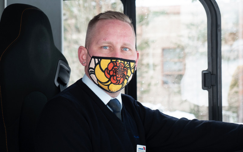 bussinkuljettaja maski kasvoilla