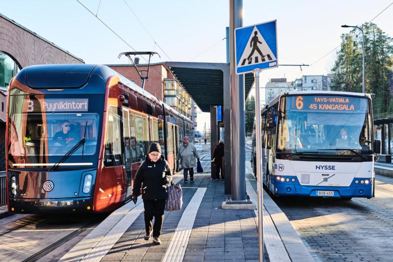 ratikka ja bussi Duon pysäkillä Hervannassa